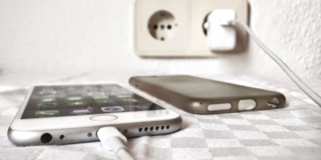 iPhone aufladen Energie Strom Batterie