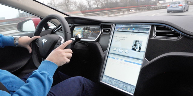 Touchscreen als zentrales Element im Tesla S