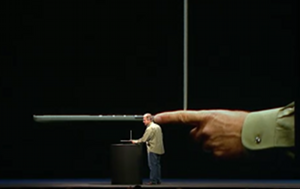 Phil Schiller zeigt mit seinem Finger, wie schmal das neue MacBook Pro ist (c) Apple
