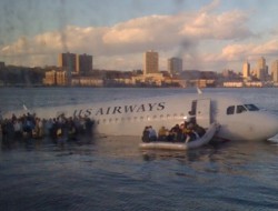 Flugzeug im Hudson River in New York &copy jkrmas on TwitPic