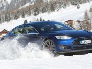 Tesla Model S P90D im Schnee